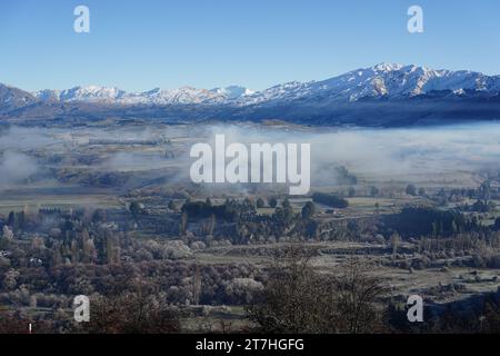 Blick auf das Wakatipu Basin von der Crown Range Road in der Nähe von Queenstown, Neuseeland Stockfoto