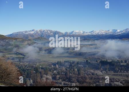 Blick auf das Wakatipu Basin von der Crown Range Road in der Nähe von Queenstown, Neuseeland Stockfoto