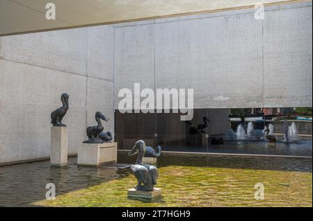 Der Innenhof, der Garten und das Wasser bieten Blick neben dem Vordereingang zur Queensland Art Gallery auf der Southbank in Brisbane. Stockfoto