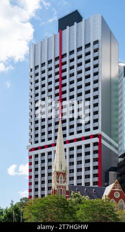 Albert Street vereint Kirche im Kontrast zwischen Alt und Neu im modernen Stadtbild im Zentrum von Brisbane. Stockfoto