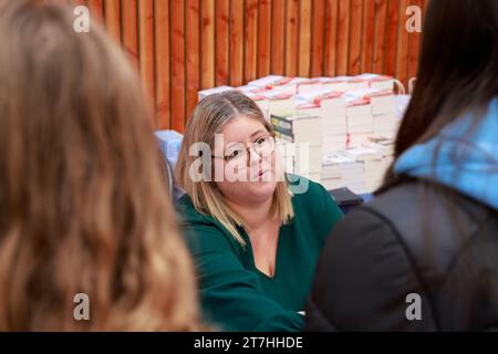 Emma Grenn ein erfolgreiches Pseudonym für zwei Autoren. Hinter dem Pseudonym verbirgt sich Emma Green ein Duo Pariser Autoren. Indem man bei einem Pariser Joou Bindungen bildet Stockfoto