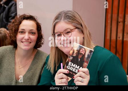 Emma Grenn ein erfolgreiches Pseudonym für zwei Autoren. Hinter dem Pseudonym verbirgt sich Emma Green ein Duo Pariser Autoren. Indem man bei einem Pariser Joou Bindungen bildet Stockfoto