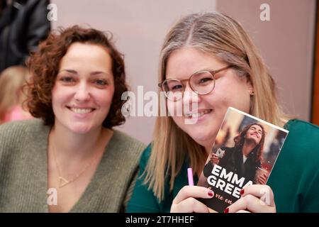 Emma Grenn ein erfolgreiches Pseudonym für zwei Autoren. Hinter dem Pseudonym verbirgt sich Emma Green ein Duo Pariser Autoren. Indem man bei einem Pariser Joou Bindungen bildet Stockfoto