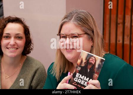 Emma Grenn ein erfolgreiches Pseudonym für zwei Autoren. Hinter dem Pseudonym verbirgt sich Emma Green ein Duo Pariser Autoren. Indem man bei einem Pariser Joou Bindungen bildet Stockfoto