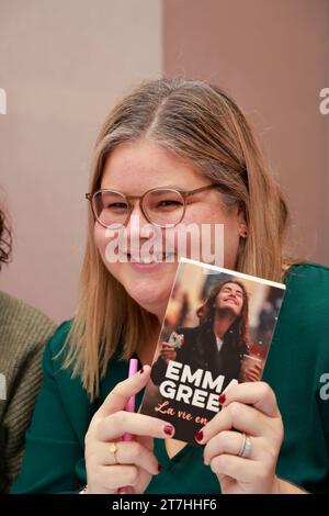 Emma Grenn ein erfolgreiches Pseudonym für zwei Autoren. Hinter dem Pseudonym verbirgt sich Emma Green ein Duo Pariser Autoren. Indem man bei einem Pariser Joou Bindungen bildet Stockfoto