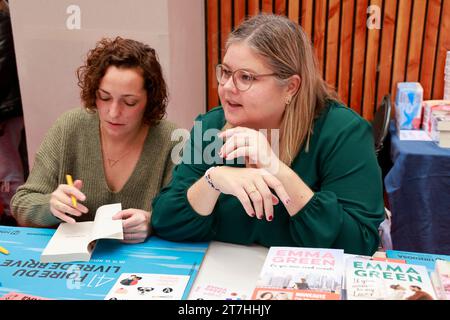 Emma Grenn ein erfolgreiches Pseudonym für zwei Autoren. Hinter dem Pseudonym verbirgt sich Emma Green ein Duo Pariser Autoren. Indem man bei einem Pariser Joou Bindungen bildet Stockfoto