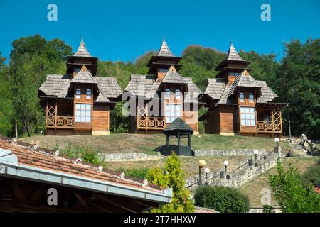 Neue Holzhäuser im Bahnhof Mokra Gora, Sargan Eight, Serbien Stockfoto