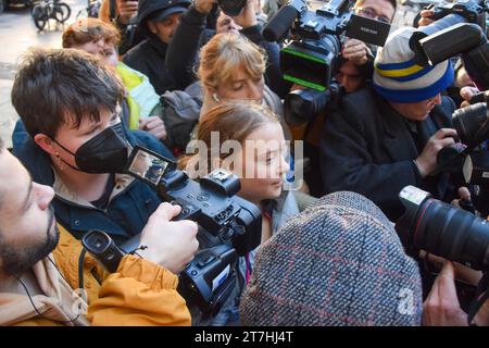 London, England, Großbritannien. November 2023. GRETA THUNBERG wird von Medienvertretern gemobbt, als sie am Westminster Magistrates Court ankommt. Der schwedische Aktivist wurde bei einem Protest gegen fossile Brennstoffe vor dem InterContinental Hotel in Mayfair während des Energy Intelligence Forums verhaftet und wegen eines Verstoßes gegen die öffentliche Ordnung angeklagt. (Kreditbild: © Vuk Valcic/ZUMA Press Wire) NUR REDAKTIONELLE VERWENDUNG! Nicht für kommerzielle ZWECKE! Stockfoto