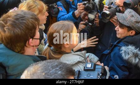 London, England, Großbritannien. November 2023. GRETA THUNBERG wird von Medienvertretern gemobbt, als sie am Westminster Magistrates Court ankommt. Der schwedische Aktivist wurde bei einem Protest gegen fossile Brennstoffe vor dem InterContinental Hotel in Mayfair während des Energy Intelligence Forums verhaftet und wegen eines Verstoßes gegen die öffentliche Ordnung angeklagt. (Kreditbild: © Vuk Valcic/ZUMA Press Wire) NUR REDAKTIONELLE VERWENDUNG! Nicht für kommerzielle ZWECKE! Stockfoto