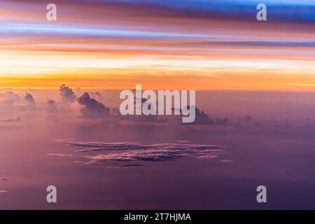 Ein atemberaubender Sonnenuntergang mit bunten Wolken, die am Himmel schweben Stockfoto