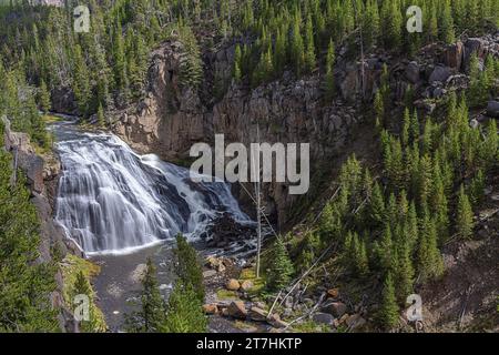 Allgemeiner Blick auf die Gibbon Falls, die über den Caldera-Rand im Yellowstone-Nationalpark fließen Stockfoto