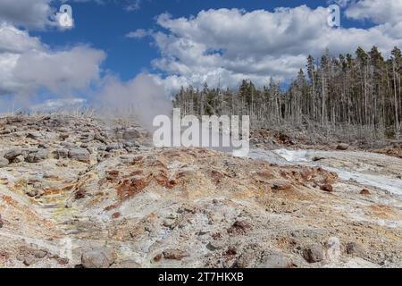 Die zerklüftete Gegend um den Steamboat Geyser im Norris Geyser Basin im Yellowstone National Park Stockfoto