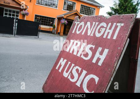 Außerhalb ein Irish Pub, die traditionellen irischen Musik Werbung melden Stockfoto