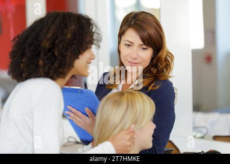 Stylist föhnt Damenhaar Stockfoto