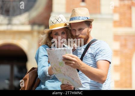 Bild mit Besichtigung junger Paare mit Karte Stockfoto