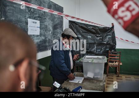 Antananarivo, Analamanga, Madagaskar. November 2023. Ambatobe, Antananarivo, 15. November 2023. Die Wähler gehen in ihre jeweiligen Gemeinden über. © iAko Randrianarivelo/Zuma Press (Kreditbild: © iAko Randrianarivelo/ZUMA Press Wire) NUR REDAKTIONELLE VERWENDUNG! Nicht für kommerzielle ZWECKE! Stockfoto