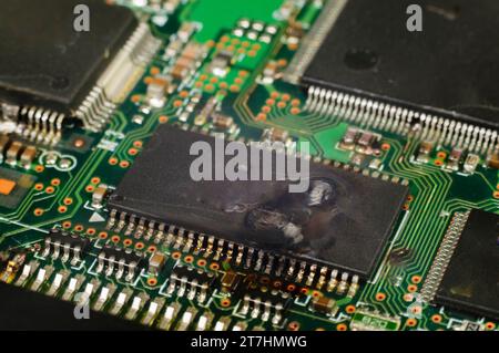 Elektronische integrierte Schaltung (IC) auf einem Computer PCB nach Leiden eine katastrophale statische Entladung und burn out Stockfoto