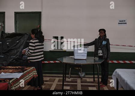 Antananarivo, Analamanga, Madagaskar. November 2023. Ambatobe, Antananarivo, 15. November 2023. Die Wähler gehen in ihre jeweiligen Gemeinden über. © iAko Randrianarivelo/Zuma Press (Kreditbild: © iAko Randrianarivelo/ZUMA Press Wire) NUR REDAKTIONELLE VERWENDUNG! Nicht für kommerzielle ZWECKE! Stockfoto