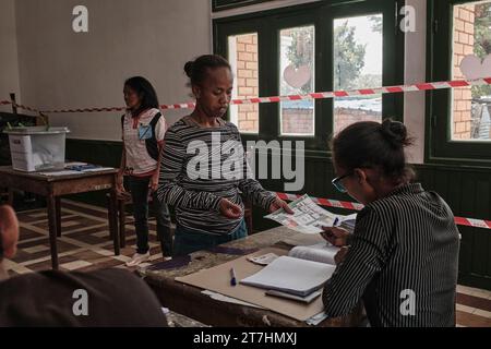 Antananarivo, Analamanga, Madagaskar. November 2023. Ambatobe, Antananarivo, 15. November 2023. Die Wähler gehen in ihre jeweiligen Gemeinden über. © iAko Randrianarivelo/Zuma Press (Kreditbild: © iAko Randrianarivelo/ZUMA Press Wire) NUR REDAKTIONELLE VERWENDUNG! Nicht für kommerzielle ZWECKE! Stockfoto