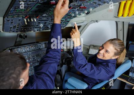 Lächelnde Pilotin im Cockpit des Flugzeugs Stockfoto