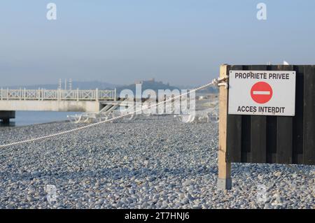 Französische "Private Property - geben Sie nicht" Schild an einem Privatstrand Stockfoto