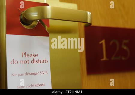 "Bitte nicht stören" Schild hing an einer Hotel-Türgriff Stockfoto