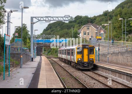 Transport des walisischen Dieseltriebwagens der Klasse 150 am Bahnhof Merthyr Vale, Südwales, Vereinigtes Königreich Stockfoto