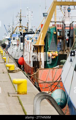 Ozean-Trawler vertäut im Hafen von Howth, Irland. Stockfoto