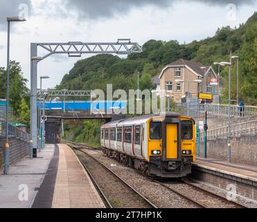 Transport des walisischen Dieseltriebwagens der Klasse 150 am Bahnhof Merthyr Vale, Südwales, Vereinigtes Königreich Stockfoto