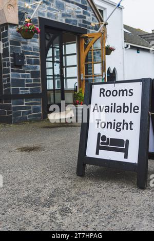 Schild, das darauf hinweist, dass Zimmer außerhalb eines kleinen, familiengeführten Hotels verfügbar sind. Stockfoto