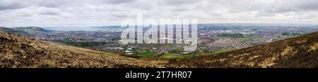 Panoramablick auf Belfast vom Black Mountain. Stockfoto