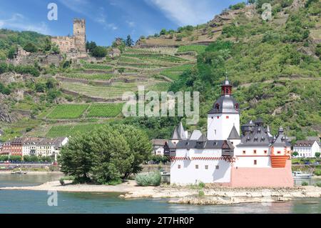 Berühmtes Dorf Kaub mit Schloss Pfalzgrafenstein und Schloss Gutenfels, Rhein, Deutschland Stockfoto