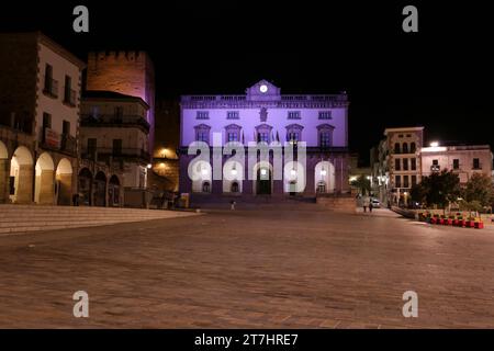 Caceres, Extremadura, Spanien - 23. Oktober 2023: Der Plaza Mayor in der Nacht in der Altstadt von Caceres Stockfoto