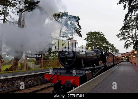 Ex-GWR-Dampflok 7820 Dinmore Manor am Broadway Station an der GWSR Heritage Railway, Oktober 2023 Stockfoto