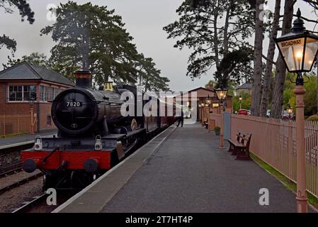 Ex-GWR-Dampflok 7820 Dinmore Manor am Broadway Station an der GWSR Heritage Railway, Oktober 2023 Stockfoto