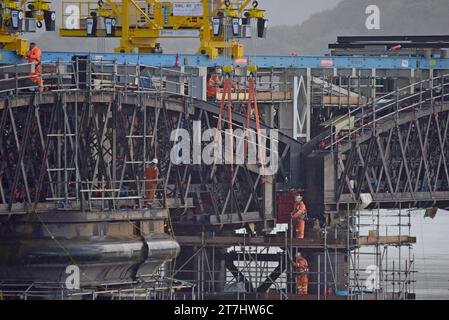 Der alte Abschnitt der Barmouth Rail Bridge wird auf einen Ponton abgesenkt, da die Brücke im September 2023 durch ein neues Gebäude ersetzt wird Stockfoto