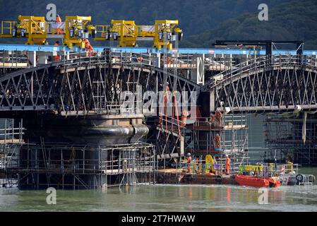 Der alte Abschnitt der Barmouth Rail Bridge wird auf einen Ponton abgesenkt, da die Brücke im September 2023 durch ein neues Gebäude ersetzt wird Stockfoto