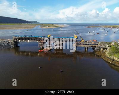 Der alte Abschnitt der Barmouth Rail Bridge wird auf einen Ponton abgesenkt, da die Brücke im September 2023 durch ein neues Gebäude ersetzt wird Stockfoto