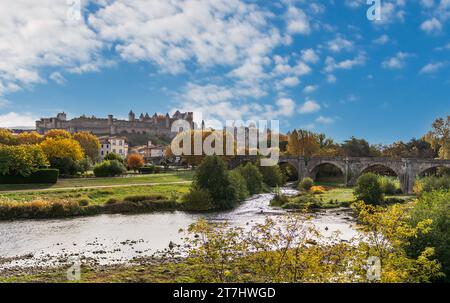 Die Stadt Carcassonne und die alte Brücke, von der neuen Brücke und dem Fluss Aude, in Aude, in Occitanie, Frankreich. Stockfoto