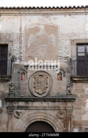 Caceres, Extremadura, Spanien - 23. Oktober 2023: Die Fassade des Ovando-Palastes auf dem Santa Maria-Platz Stockfoto