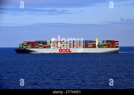 Das Containerschiff OOCL „Vereinigtes Königreich“, das am 21. Juli 2023 in Calm Blue Waters im Golf von Biskaya segelte. Stockfoto