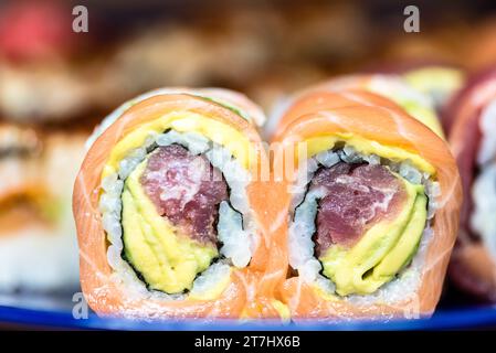 Ein Teller mit frisch zubereiteten Sushi-Brötchen mit cremiger Avocado Stockfoto
