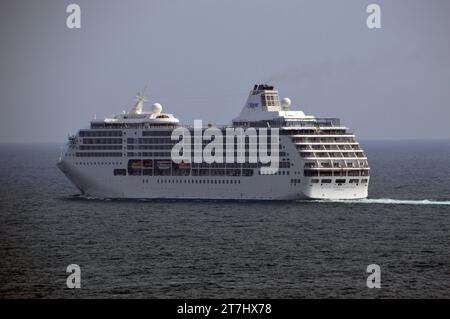 Regent Seven Seas Cruises „Seven Seas Mariner“ ein großes Luxuskreuzschiff, das im Hafen von Alicante, Spanien, EU, ausfährt. Stockfoto