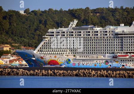 Norwegian Cruise Lines (NCL) Peter Max malte Norwegian Breakaway ein großes Kreuzfahrtschiff, das im Hafen von Katakolon, Griechenland, der EU, ankerte. Stockfoto