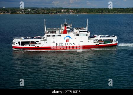 Die Red Osprey Passagier- und Car Ferry, die der Red Funnel Ferry Company in Solent gehört und nach Southampton Harbour in Hampshire, England, Großbritannien fährt. Stockfoto