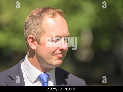 Richard Foord Abgeordneter (LibDem: Tiverton und Honiton) in Victoria Tower Gardens, Westminster, um Sarah Dyke Parlamentsabgeordnete an ihrem ersten Tag im Parlament, 4. SE, zu begrüßen Stockfoto