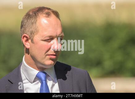 Richard Foord Abgeordneter (LibDem: Tiverton und Honiton) in Victoria Tower Gardens, Westminster, um Sarah Dyke Parlamentsabgeordnete an ihrem ersten Tag im Parlament, 4. SE, zu begrüßen Stockfoto