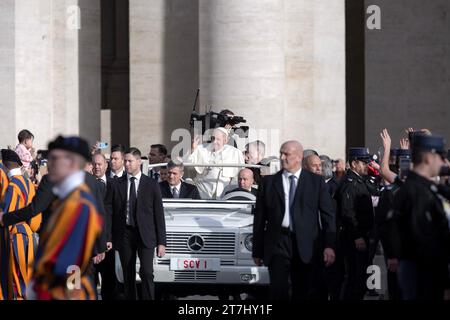 vatikanstadt, Vatikan, 15. November 2023. Papst Franziskus während seiner wöchentlichen Generalaudienz in St. Peters Platz im Vatikan. v Stockfoto