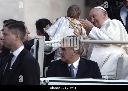 vatikanstadt, Vatikan, 15. November 2023. Papst Franziskus während seiner wöchentlichen Generalaudienz in St. Peters Platz im Vatikan. v Stockfoto