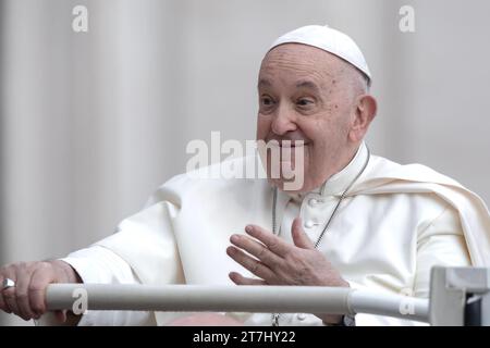 vatikanstadt, Vatikan, 15. November 2023. Papst Franziskus während seiner wöchentlichen Generalaudienz in St. Peters Platz im Vatikan. v Stockfoto